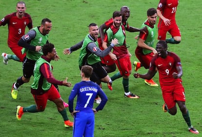 Portugal celebra el gol de Éder ante la mirada de Griezmann.