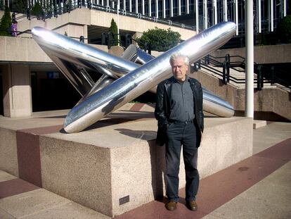 José María Cruz Novillo posa con su creación 'Triple ángulo cilíndrico', cuando aún estaba en su sitio.