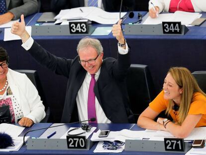 El eurodiputado Axel Voss celebra la victoria de la reforma, en Estrasburgo, este miércoles.