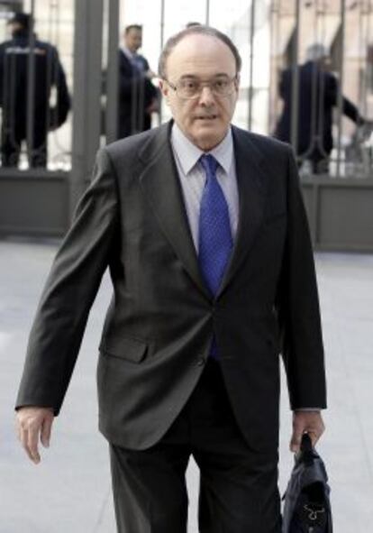 El gobernador del Banco de España, Luis María Linde, entrando al Congreso de los Diputados