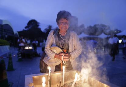 Una mujer reza durante la ceremonia en honor a las víctimas de la bomba atómica, en el Parque Memorial de la Paz de Hiroshima (Japón).