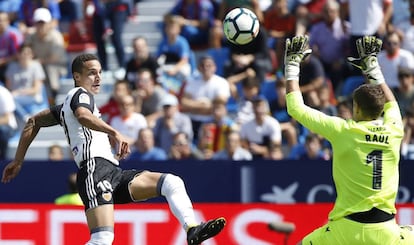 Rodrigo disputa un balón con el portero del Levante, Raúl Fernández.