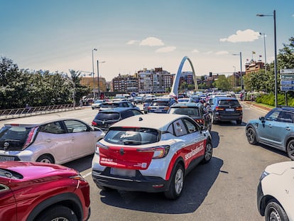Atasco de coches en Madrid, en una imagen de archivo.