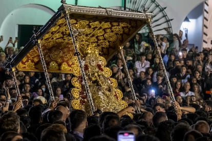 La Virgen del Rocío procesiona por las calles de la aldea almonteña de El Rocío, tras saltar la reja los almonteños a las 3:13 horas de el lunes. 
