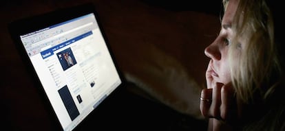 Una usuaria consulta la web de Facebook