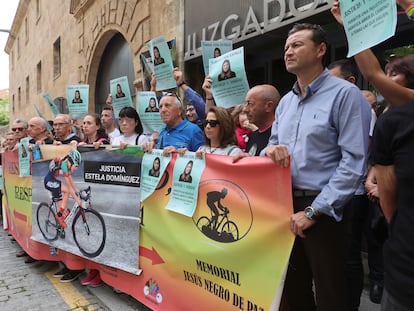 Concentración frente a los juzgados de Salamanca, donde este viernes ha comenzado el juicio por el atropello mortal de la joven ciclista Estela Domínguez.