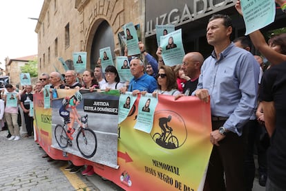 Concentración frente a los juzgados de Salamanca, donde este viernes ha comenzado el juicio por el atropello mortal de la joven ciclista Estela Domínguez.