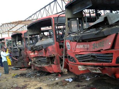 Ônibus atingidos pela explosão na estação de Abuya.