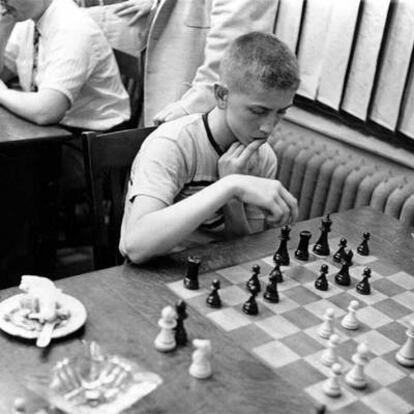 Bobby, con 14 años y ya madera de genio, durante un torneo de ajedrez en Nueva York, en junio de 1957.