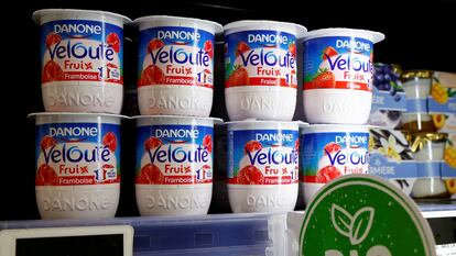 Yougures de Danone en un supermercado francés.