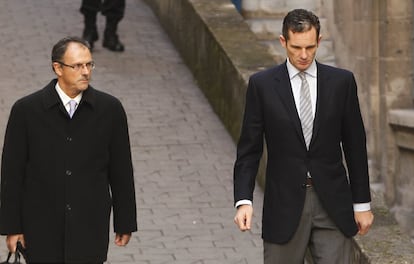 En 2011 el duque de Palma empezó a ser investigado por el llamado caso Nóos. En febrero de 2012, en la imagen, acudió a declarar durante dos días en los juzgados de Palma. "Comparezco hoy para demostrar mi inocencia, mi honor y mi actividad profesional", afirmó Urdangarin en sus primeras palabras ante el juez. Acabó siendo condenado a cinco años y 10 meses de condena por prevaricación, fraude a la Administración, tráfico de influencias y delitos contra la Hacienda Pública. Estuvo en prisión dos años y ocho meses; el resto de la condena sigue cumpliéndola en semilibertad.