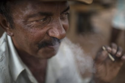 Geraldo es uno de los cientos de personas en toda la región que se dedica a la búsqueda de diamantes, viviendo en chozas de madera aisladas sin electricidad y sin ingresos estables.