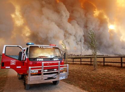 El fuego se propaga gracias a temperaturas de hasta 46 grados centígrados y fuertes vientos.