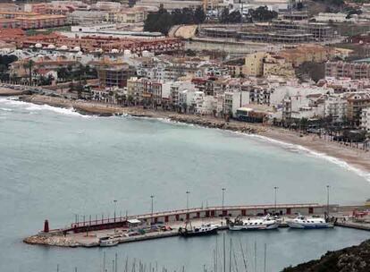 Una vista de Xàbia desde el cabo de San Antonio, con un enjambre de edificaciones cerca del mar.