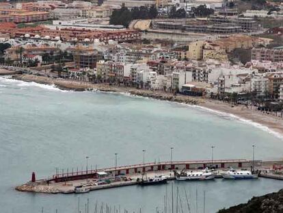 Una vista de Xàbia desde el cabo de San Antonio, con un enjambre de edificaciones cerca del mar.