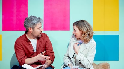 Los actores Biel Duran y Anna Moliner en 'Kramig', la nueva comedia de Marta Buchaca, estrenada en Espai Texas.