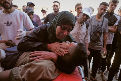 Una mujer palestina llora sobre el cadáver de su hijo en Gaza.