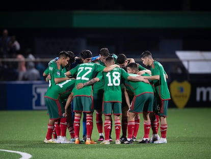 Los jugadores de la selección mexicana de fútbol juntos antes del arranque del partido contra la selección de Surinam.