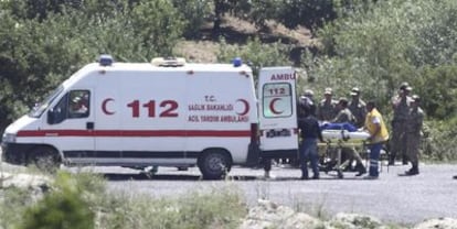 Soldados turcos trasladan a un refugiado sirio que llegó herido a la ciudad fronteriza de Güveçci.