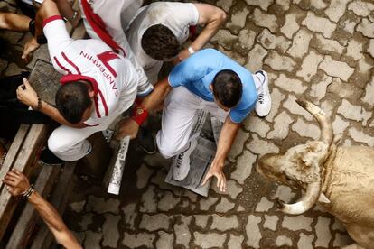 Jóvenes corredores pasan por apuros, frente a los cuernos del toro enjabonado de Fuente Ymbra descolgado de la manada.