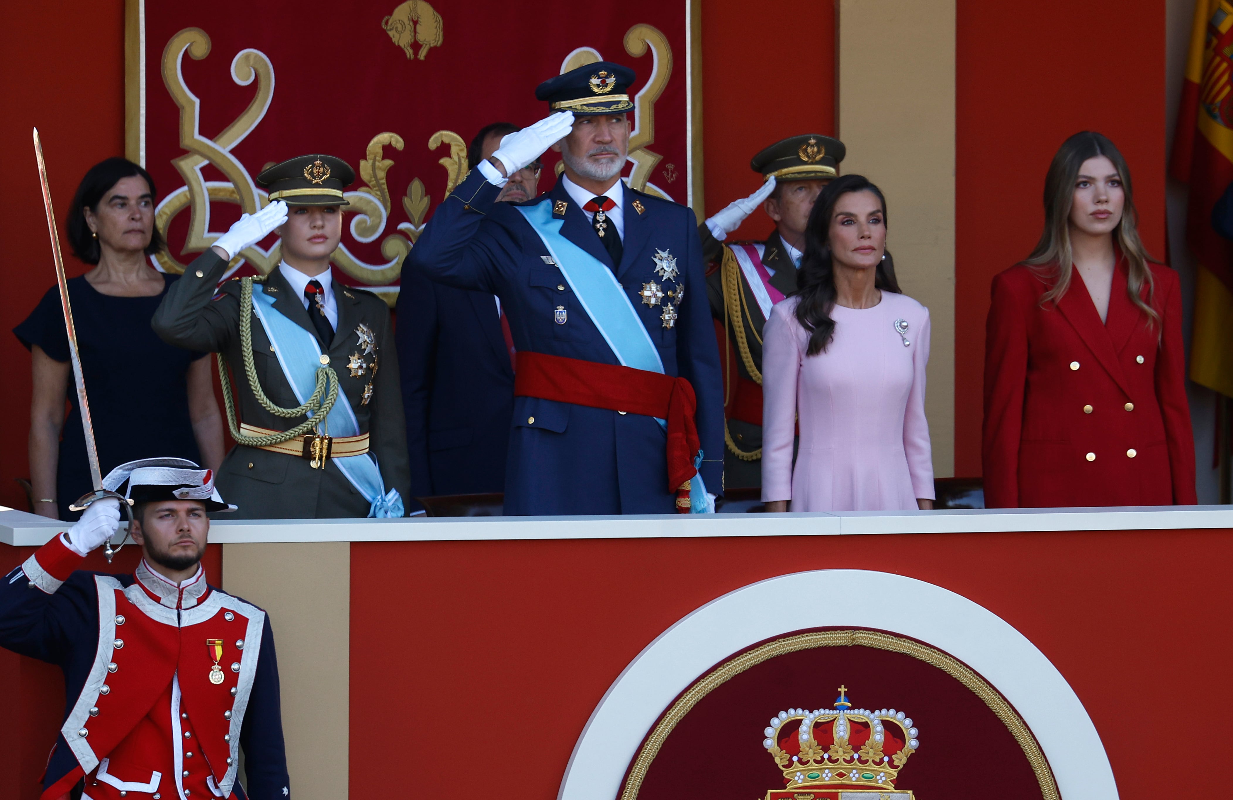 Felipe VI preside un desfile marcado por el adelanto electoral y los abucheos a Sánchez