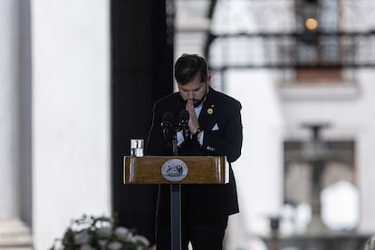 Boric dedicó parte de su discurso a la memoria de Salvador Allende: “Sabemos que el golpe de Estado trastocó la vida de todos los chilenos y no solo de quienes militaban en los partidos políticos de la Unidad Popular, ni de los que creyeron en el proyecto. Y es que un proyecto que fue encabezado por un hombre de impecable trayectoria democrática, que fue intérprete de grandes anhelos de justicia, que empeñó su palabra en que respetaría la constitución y las leyes, y así lo hizo. Ese hombre, Salvador Allende, por ese compromiso y consecuencia el mundo le sigue rindiendo homenaje”.
