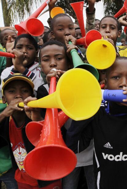 Niños animando con sus <i>vuvuzelas.</i>
