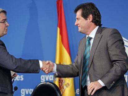 José Manuel Vela (izquierda) se despide del vicepresidente del Consell, José Ciscar, tras dimitir.