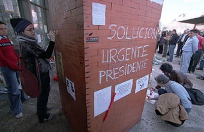 Grupos de personas dejan recuerdos, quejas y flores en las inmediaciones de la estación de Atocha.