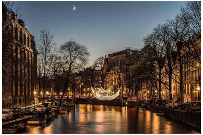 Durante el Festival de la Luz de Ámsterdam, que se celebrará hasta el 21 de enero de 2018, artistas holandeses e internacionales iluminarán con sus obras e instalaciones los canales del centro y el río Ámstel (en la foto, obra de una edición pasada). “Proyecciones coloridas en arquitectura histórica, dinámicas instalaciones lumínicas en parques urbanos y obras por las que podrás pasar, literalmente, por medio”, según describe Turismo de Holanda. Existen varias rutas para recorrer el Festival, a pie o en barco, aunque los juegos de luces en el paseo marítimo y la ciudad convertida en un país de las maravillas parpadeante hacen que sea uno de los mejores momentos del año para un crucero por los canales.