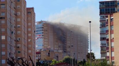 Polvareda causada este sábado por el incendio en un piso de Alicante que ha provocado la muerte de una anciana.