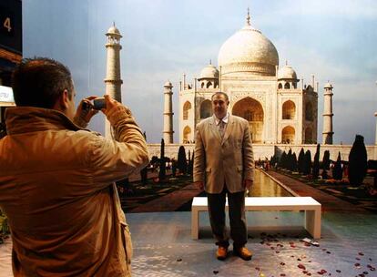 Un visitante se fotografía delante de un mural del Taj Mahal durante Fitur 2006.