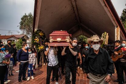 Familiares de Juan Luis Díaz Galicia lo despiden el 5 de mayor de 2021 en San Pedro Tláhuac.