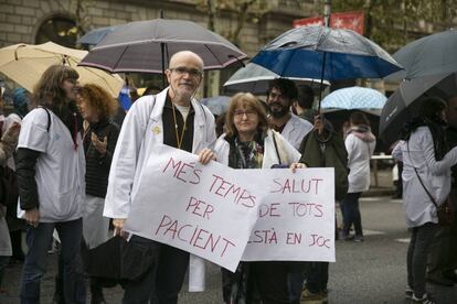 Antoni Vives i Marta Sarrós, metges de família de l'Hospitalet de Llobregat des de fa 27 anys, protesten per la falta de personal i la saturació, que segons expliquen "s'ha anat cronificant”.