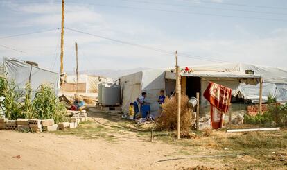 Asentamiento temporal de refugiados sirios de Haouch Er-Rafqa, en Líbano. Todas las viviendas se construyen con materiales precarios y no permanentes.