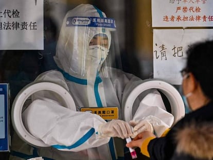 Una mujer, a punto de hacerse un test del Covid, en Shanghái, el 8 de diciembre.