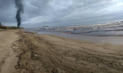 La playa de El Palito en Puerto Cabello, en Venezuela, tras ser contaminada con petrlóleo, en una imagen de agosto de 2020.