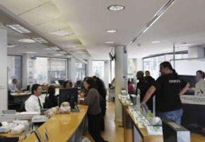 Vista del interior de una sucursal del Banco Laiki en Nicosia (Chipre). EFE/Archivo