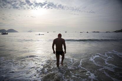 Lijun Zu, de China, entra en el agua para un entrenamiento matinal antes de la maratón.