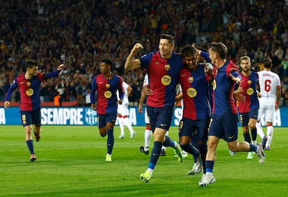 Robert Lewandowski celebra su primer gol ante el Sevilla este domingo.