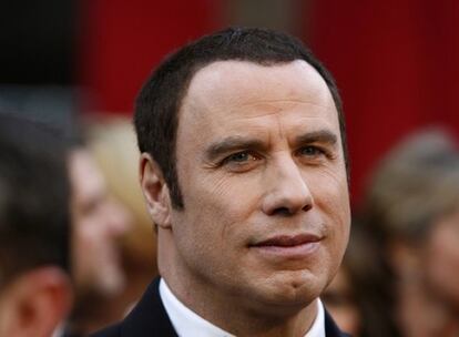 John Travolta se encuentra desde hace unos días en Argentina y, aunque su agenda se ha mantenido en secreto, parece que su visita se debe a que estudia la compra de tierras en este país. El actor llegó el lunes pasado a Buenos Aires en un avión privado y se aloja en uno de los hoteles más lujosos de la ciudad, el Four Seasons. Travolta, que sufrió un duro revés en enero por la muerte de su hijo Jett, de 16 años, víctima de la enfermedad de Kawasaki, se encuentra en Argentina junto a un reducido grupo de personas, entre las que no están ni su esposa, Kelly Preston, ni su hija Ella. Desde la muerte de su hijo el actor no ha concedido ningún tipo de entrevista.