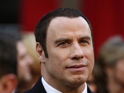John Travolta se encuentra desde hace unos días en Argentina y, aunque su agenda se ha mantenido en secreto, parece que su visita se debe a que estudia la compra de tierras en este país. El actor llegó el lunes pasado a Buenos Aires en un avión privado y se aloja en uno de los hoteles más lujosos de la ciudad, el Four Seasons. Travolta, que sufrió un duro revés en enero por la muerte de su hijo Jett, de 16 años, víctima de la enfermedad de Kawasaki, se encuentra en Argentina junto a un reducido grupo de personas, entre las que no están ni su esposa, Kelly Preston, ni su hija Ella. Desde la muerte de su hijo el actor no ha concedido ningún tipo de entrevista.