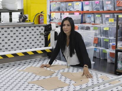 La emprendedora Ángela Sarmiento en la nave industrial de Barcelona donde, bajo la marca Janabebé, fabrica fundas para sillas de coche, carritos de paseo y Maxi-Cosi, así como otros accesorios de puericultura.