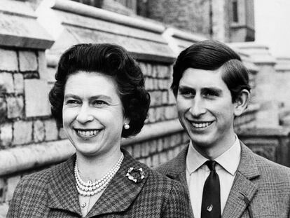 (FILES) In this file photo taken on June 1969 at Windsor Castle showing Prince Charles of Wales and Queen Elizabeth II smiling for the photographers. - Trained from childhood to be king, Charles III has endured the longest wait for the throne in British history. He has spent virtually his entire life waiting to succeed his mother, Queen Elizabeth II, even as he took on more of her duties and responsibilities as she aged. But the late monarch's eldest son, 73, made the most of his record-breaking time as the longest-serving heir to the throne by forging his own path. (Photo by CENTRAL PRESS PHOTO LTD / AFP)