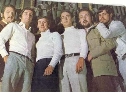 Mariano Fernández Bermejo, primero por la derecha, junto al resto del grupo en 1970.