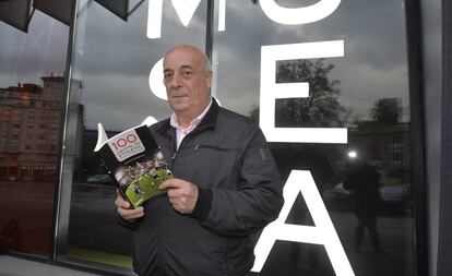 Rodrigálvarez, con su libro '100 jugadores del Ahtletic' en San Mamés, en 2017.