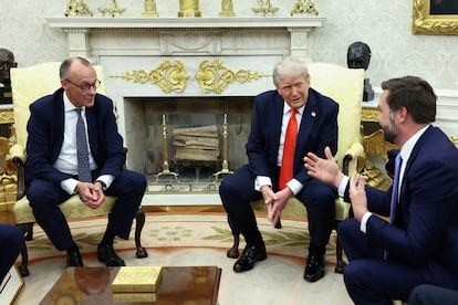 Desde la izquierda: Merz, Trump y Vance en el Despacho Oval este jueves.