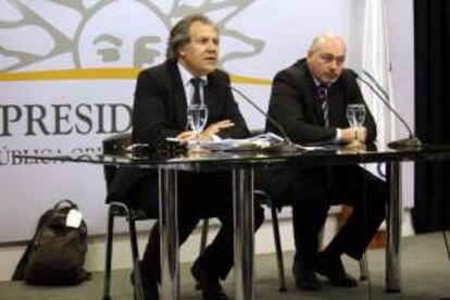 El canciller uruguayo, Luis Almagro (i), habla junto al secretario de la Presidencia de la República, Homero Guerrero (d), durante una rueda de prensa el 3 octubre de 2013, en la Torre Ejecutiva, en Montevideo (Uruguay).