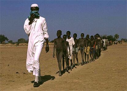 Un traficante conduce a un centenar de esclavos para su liberación en Sudán el pasado diciembre.