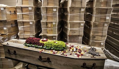 Una foto tomada en una casa funeraria en Johannesburgo, el 26 de julio de 2020, muestra ataúdes apilados en el almacén.